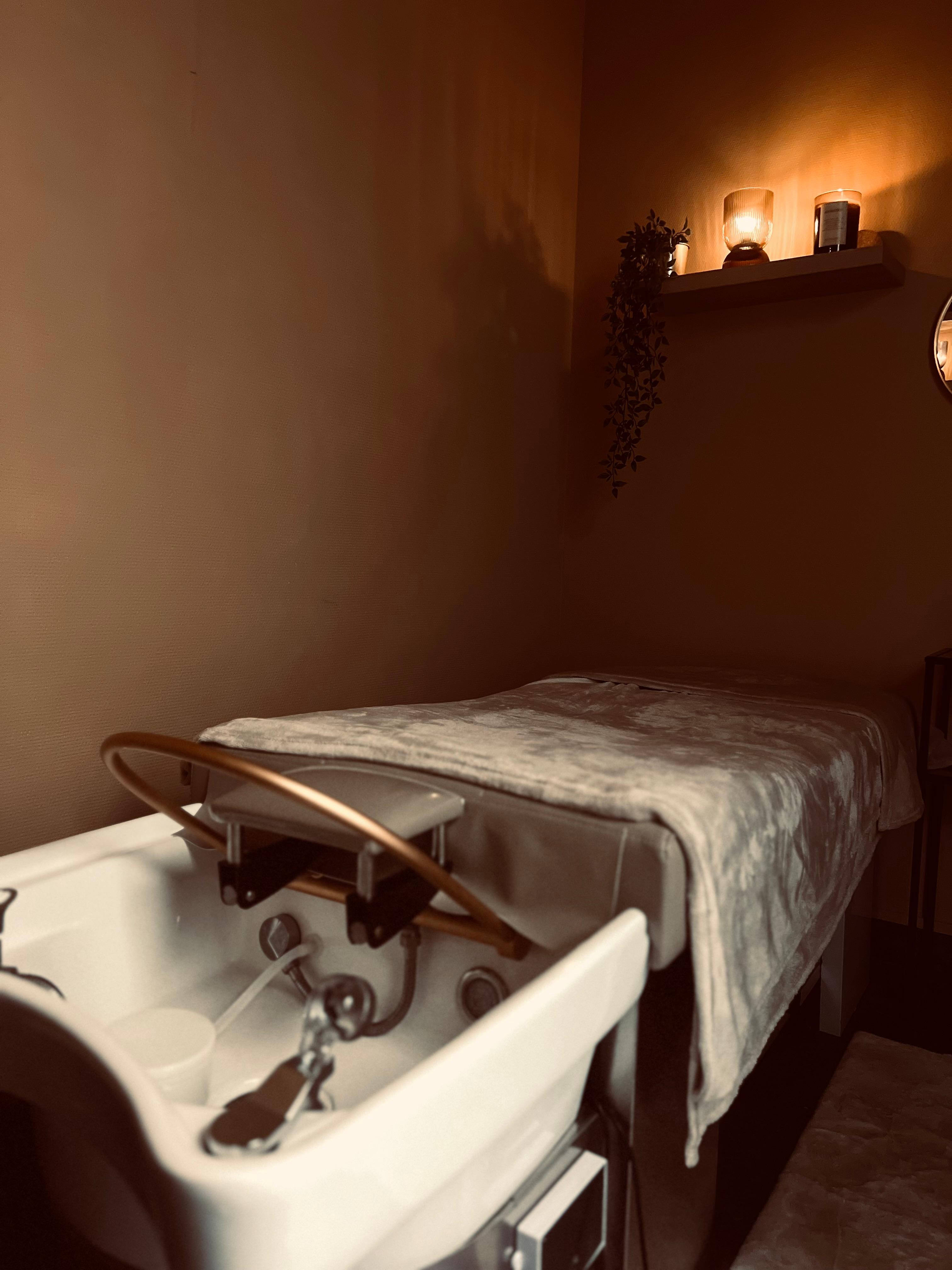 Head Spa ruimte bij M-Style Kapsalon, sfeervolle verlichting en wasbak